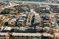 Mejora del carril bici, "renaturalización" de espacios y un pasaporte como en la 92 para la oferta 'Sevilla Universal'