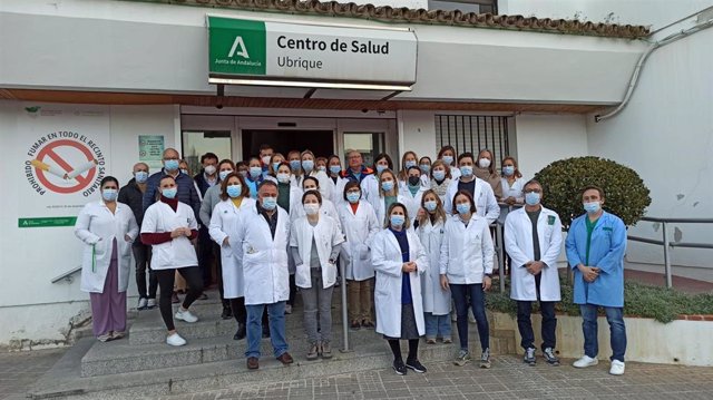 Imagen de archivo del personal de un centro de salud de Ubrique (Cádiz), concentrado en la puerta para concienciar a la población sobre el aumento de agresiones.