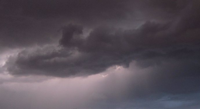 Archivo - Tormenta, lluvia, cielo nuboso, rayos, tempestad, chubascos. Recurso. 