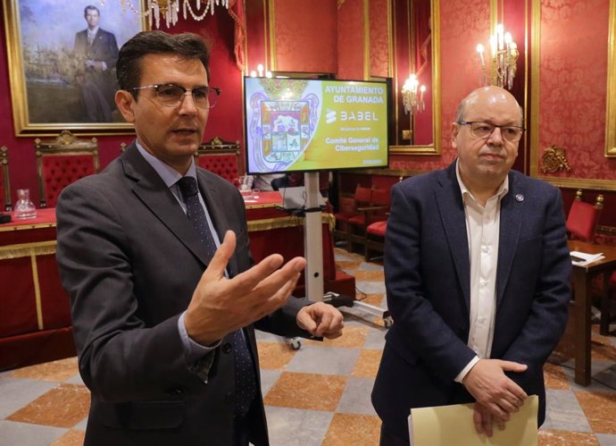 El alcalde de Granada, Francisco Cuenca, con el edil Francisco Herrera, en imagen de archivo