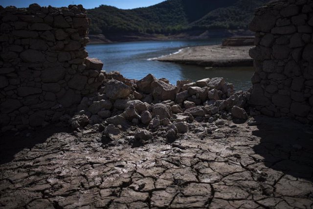 Archivo - Grietas con sequía del pantano de Sau, a 3 de octubre de 2022, en Vilanova de Sau, Barcelona, Catalunya (España). 