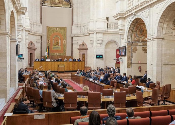 Archivo - Imagen de archivo del Pleno del Parlamento de Andalucía.