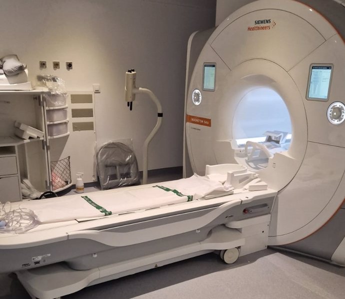 Archivo - Nuevo equipo deresonancia magnética en el hospital de Llerena.