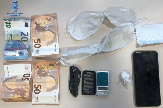 Enseres incautados al joven detenido por la Policía Nacional por portar sustancia estupefaciente para su venta en Manacor