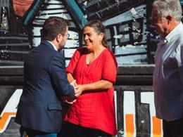 El presidente de la Generalitat, Pere Aragons, junto a la hija del músico Víctor Jara y presidenta de la Fundación Víctor Jara, Amanda Jara