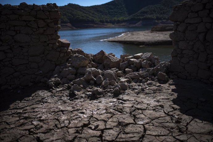 Archivo - Grietas con sequía del pantano de Sau, a 3 de octubre de 2022, en Vilanova de Sau, Barcelona, Catalunya (España). El pantano de Sau, con un 30 % aproximadamente de su capacidad debido a la gran sequía, ha dejado al descubierto el antiguo puebl