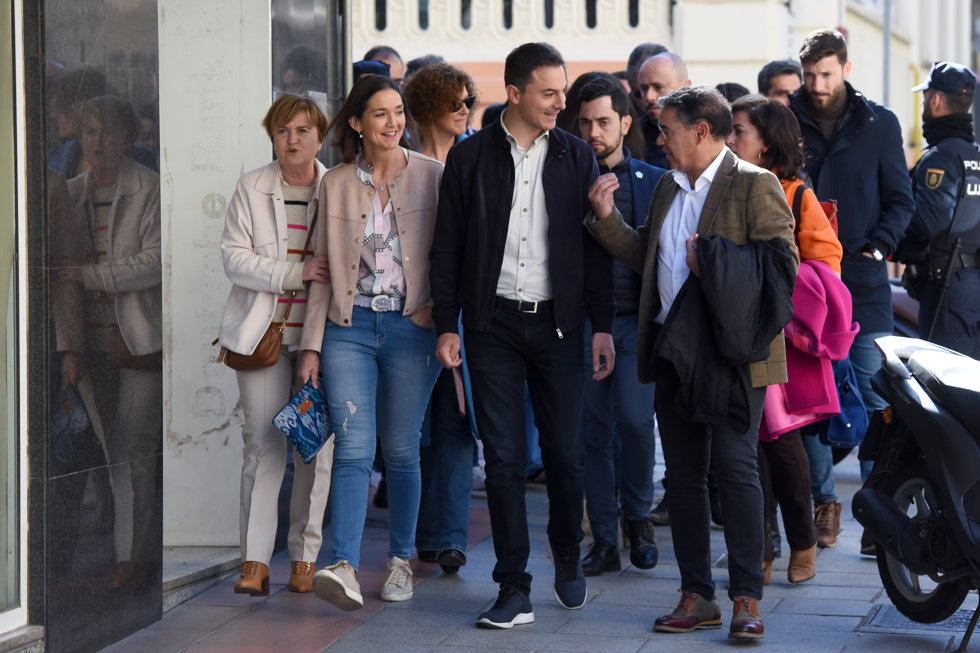 La ministra de Industria, Turismo y Comercio y candidata del PSOE a la Alcaldía de Madrid, Reyes Maroto, y el líder de los socialistas madrileños Juan Lobato, a su llegada a la reunión del Comité Federal en la sede federal del PSOE, a 18 de marzo