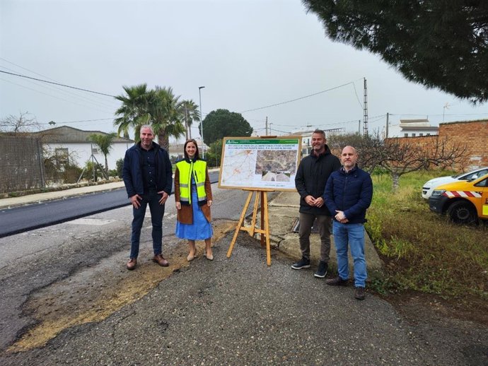 La delegada territorial de Fomento, Articulación del Territorio y Vivienda de la Junta en Córdoba, Cristina Casanueva, en las obras de la A-379