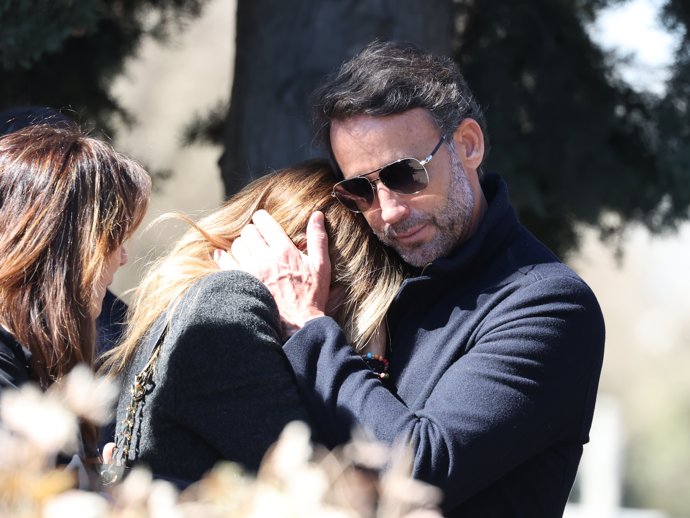 LARA DIBILDOS Y ÁLVARO MUÑOZ ESCASSI EN EL ENTIERRO DE LAURA VALENZUELA 