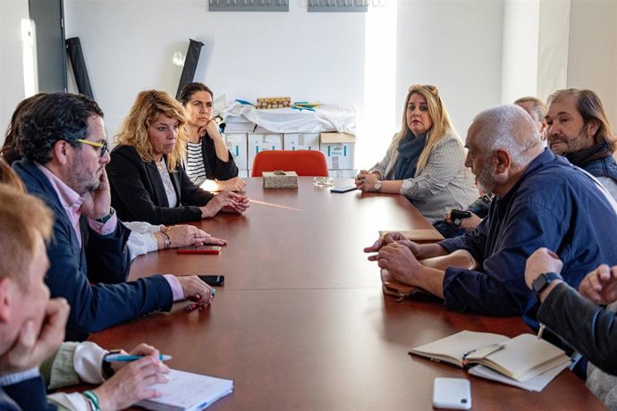 Pilar Miranda se reúne con los detallistas del mercado del Carmen