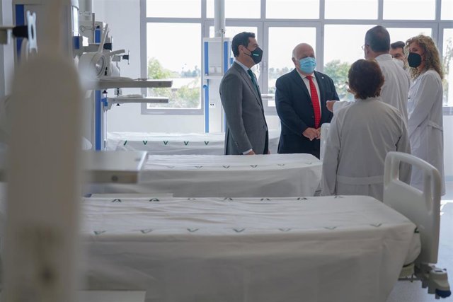 Archivo - El presidente de la Junta, Juanma Moreno, en una visita al hospital militar de Sevilla
