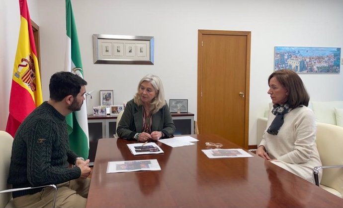 La delegada del Gobierno de la Junta en Cádiz, Mercedes Colombo, reunida con el director de la Coral de la Universidad de Cádiz, Juan Manuel Pérez Madueño