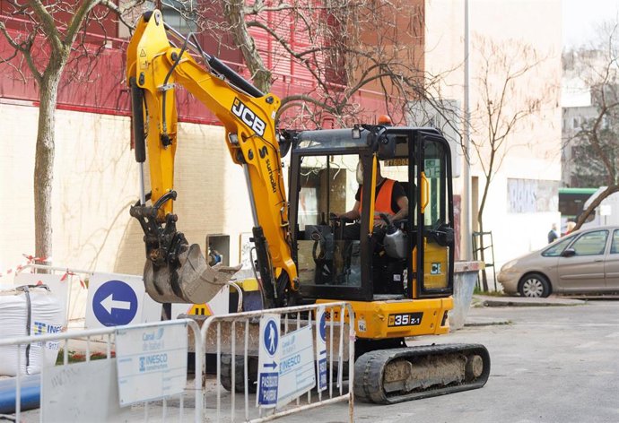 Una excavadora durante la construcción de una vivienda.