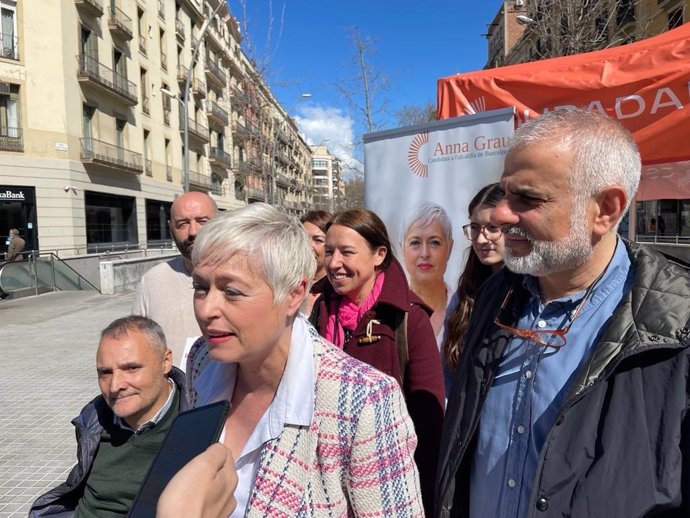 La candidata de Cs a l'Alcaldia de Barcelona, Anna Grau, al costat del líder de Cs a Catalunya, Carlos Carrizosa, en unes declaracions als periodistes aquest diumenge a Barcelona  