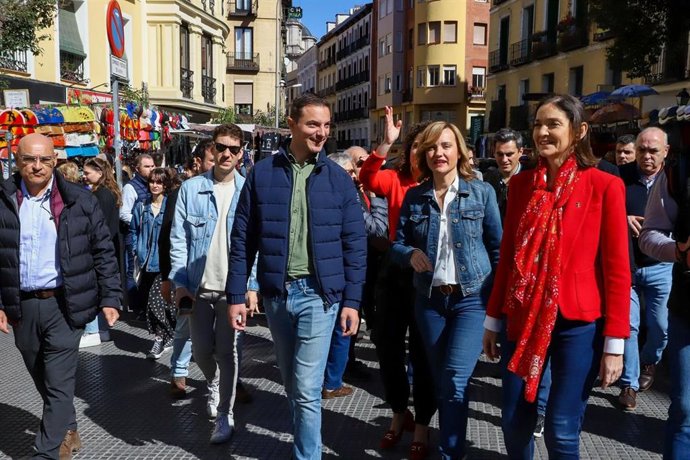 El secretario general del PSOE de Madrid, Juan Lobato, visita El Rastro de Madrid junto a la ministra de Educación y portavoz del PSOE, Pilar Alegría, y junto a la candidata a la Alcaldía de Madrid y Ministra de Turismo, Reyes Maroto