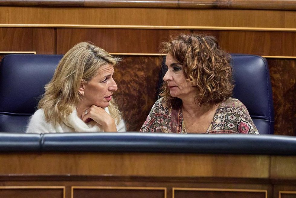 Archivo - La vicepresidenta segunda y ministra de Trabajo y Economía Social, Yolanda Díaz (i) y la ministra de Hacienda, María Jesús Montero (d), durante una sesión plenaria