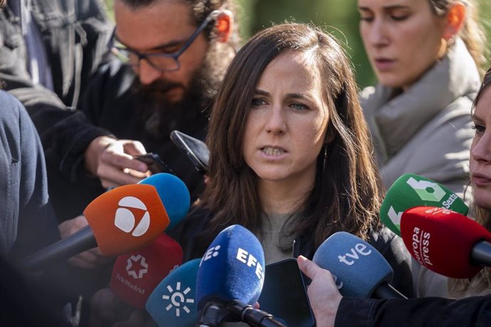 La secretaria general de Podemos y ministra de Derechos Sociales y Agenda 2023, Ione Belarra, atiende a los medios durante su visita a la Central Térmica de Orcasitas, a 17 de marzo de 2023, en Madrid (España). 