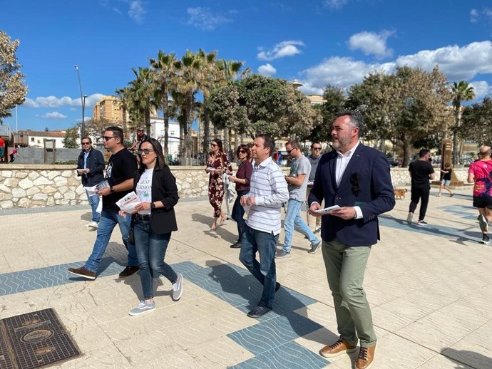 El presidente regional de CS, Andrés Reche, en una campaña informativa en Málaga capital.