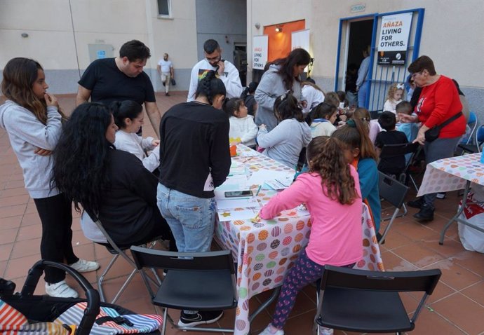 Un grupo de vecinos del barrio de Añaza participan en una de las actividades del proyecto 'Living for others' de la mano de Visocan y la ONG Cooperación internacional