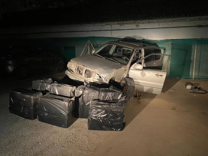 Vehículo accidentado junto al material incautado en Gibraltar