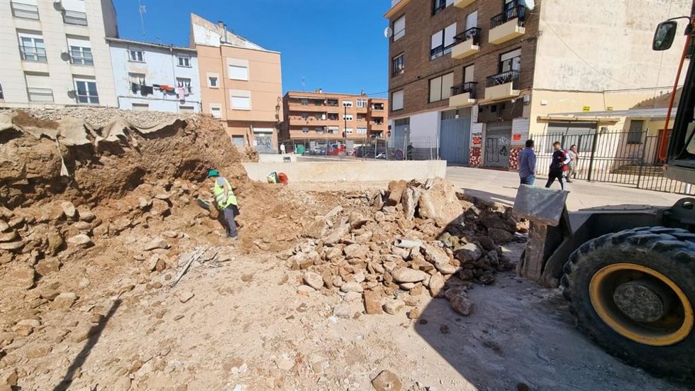 El Ayuntamiento de Calahorra derriba el inmueble municipal situado en Cuatro Esquinas, 12
