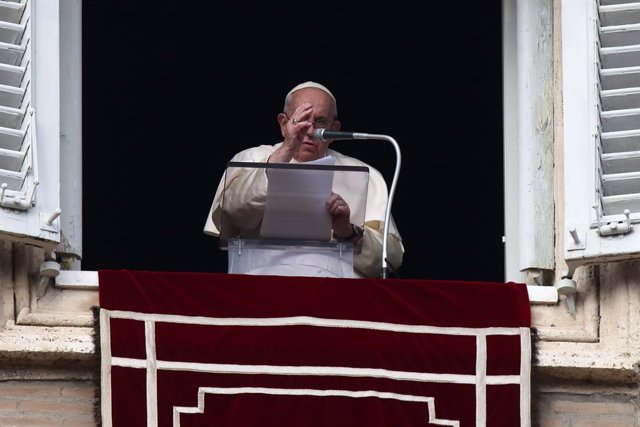 Archivo - 26 December 2022, Vatican, Vatican City: Pope Francis delivers the Angelus prayer at St. Peter's Square. Photo: Evandro Inetti/ZUMA Press Wire/dpa