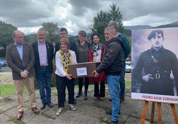 Entrega de los restos del miliciano Pedro Asua a su familia en Galdakao, municipio que albergará un Columbario de la Dignidad