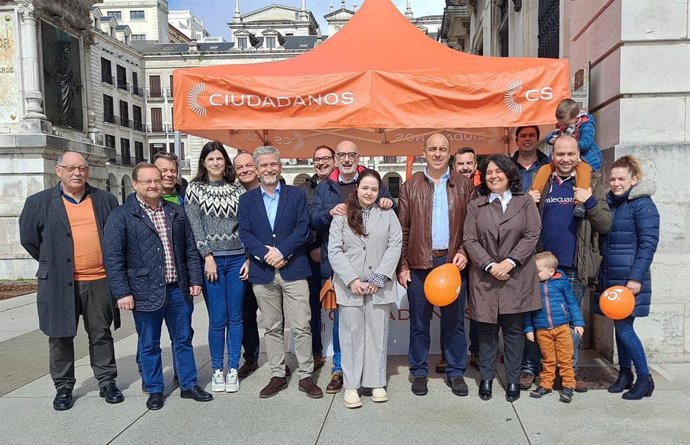 Cs Cantabria presenta la campaña 'Libérate', con medidas para las familias de clase media y con hijos