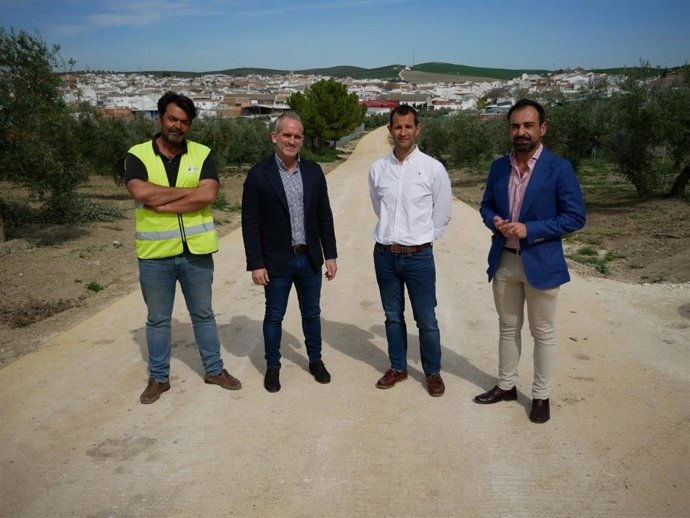 El delegado de Sostenibilidad, Medio Ambiente y Economía Azul en Córdoba, Rafael Martínez, en la vía pecuaria Vereda de Cañete de las Torres