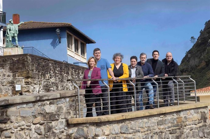 La candidata del PNV a diputada general de Gipuzkoa, Eider Mendoza, junto a candidatos de Urola Kosta y el presidente del GBB Joseba Egibar