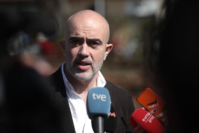 El candidato a la alcaldía de Barcelona por el PP, Daniel Sirera, atiende a los medios de comunicación durante los actos que organizan las Comunidades Andaluzas de Catalunya, a 5 de marzo de 2023 en Barcelona.