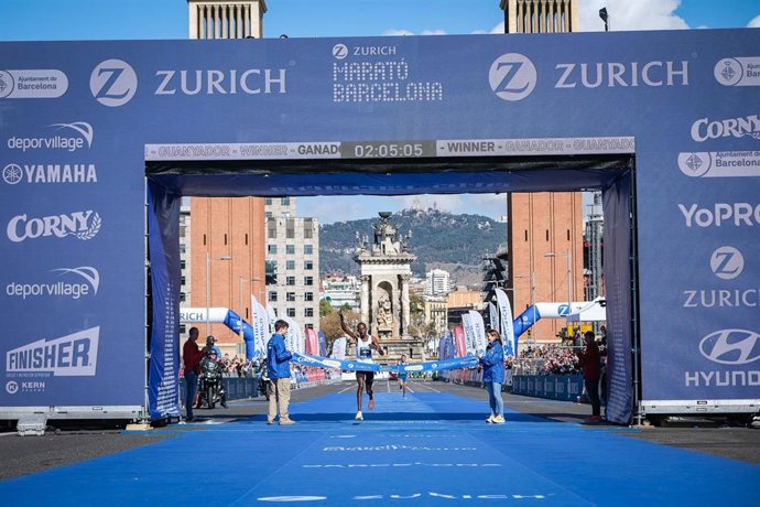 El bareiní Marius Kimutai vence en la 44 edición del Zurich Marató Barcelona