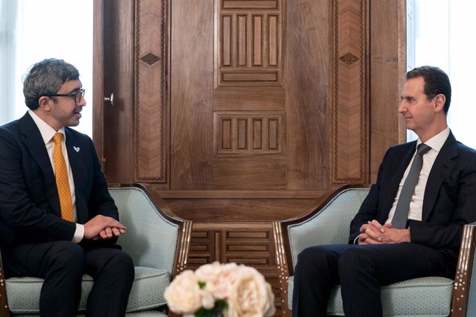 Archivo - El presidente de Siria, Bashar al Assad (d), recibe en Damasco al ministro de Exteriores de Emiratos Árabes Unidos (EAU), Abdalá bin Zayed al Nahyan (i)