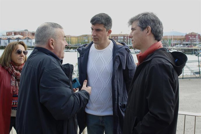 El candidato del PSOE a la Alcaldía de Santander, Daniel Fernández (centro), con vecinos de Marqués de la Hermida