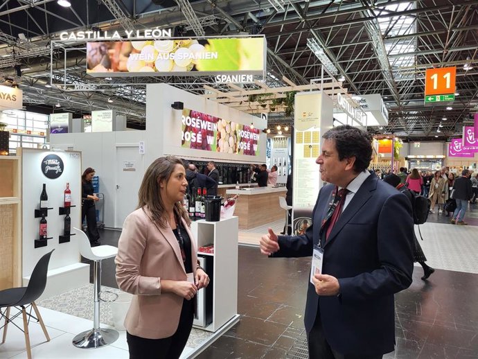 El consejero de Economía y Hacienda, Carlos Fernández Carriedo, en la feria internacional Prowein.