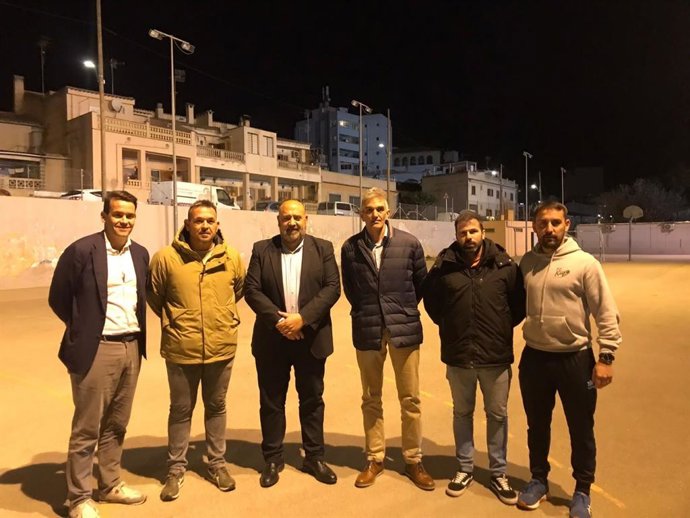 El presidente del PP de Palma y candidato a la alcaldía de Cort, Jaime Martínez Llabrés, visita las instalaciones deportivas del Sant Jordi Padel Club