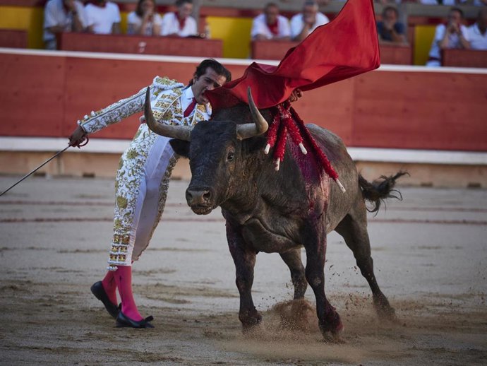 Archivo - Un torero en una corrida durante el cuarto día de las Fiestas de San Fermín 2022, a 9 de julio de 2022, en Pamplona, Navarra (España). Las fiestas en honor a San Fermín, patrón de Navarra, comienzan el día 6 con el tradicional chupinazo y se p