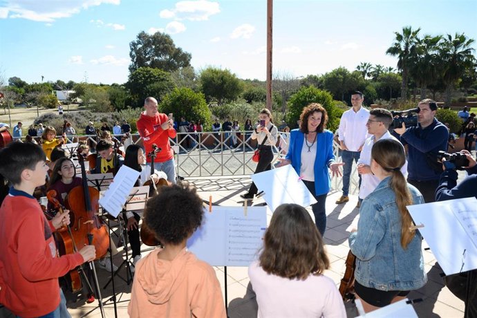 La alcaldesa de Almería, María del Mar Vázquez, en la plantación de romero del Parque del Andarax
