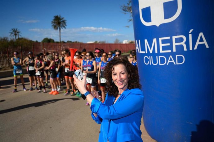 La alcaldesa, María del Mar Vázquez, durante el X Duatlón M1 Salinas Car