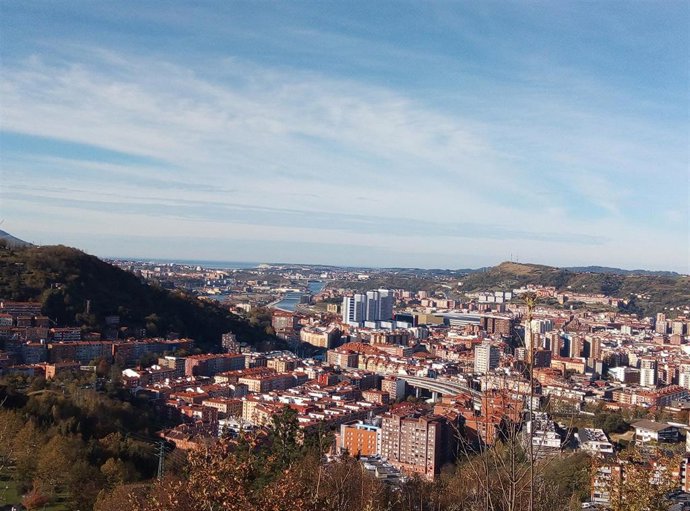 Archivo - Nubes altas en el cielo de Bilbao (archivo)