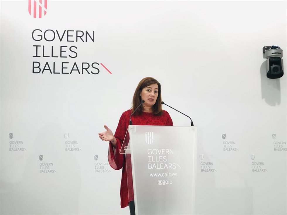 Archivo - La presidenta del Govern, Francina Armengol, en la sala de prensa del Consolat de Mar. Archivo.