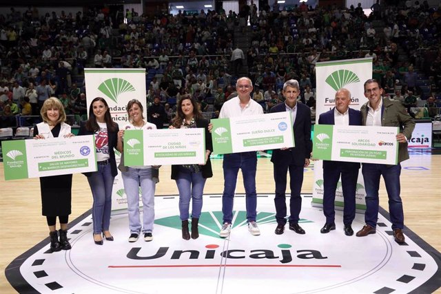 Fundación Unicaja entrega cheques solidarios a cuatro asociaciones durante el partido entre Unicaja y Barça en Málaga.