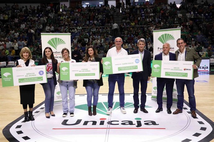 Fundación Unicaja entrega cheques solidarios a cuatro asociaciones durante el partido entre Unicaja y Bara en Málaga.