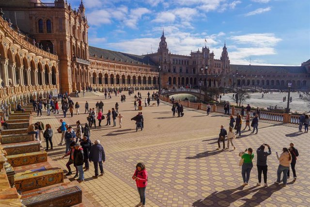 Archivo - Turistas recorriendo y admirando la Plaza de España a 03 de enero del 2023 en Sevilla (Andalucía, España). 