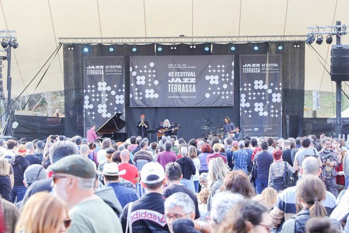 Unas 30.000 personas han llenado el parque de Vallparadís de Terrassa (Barcelona) este domingo