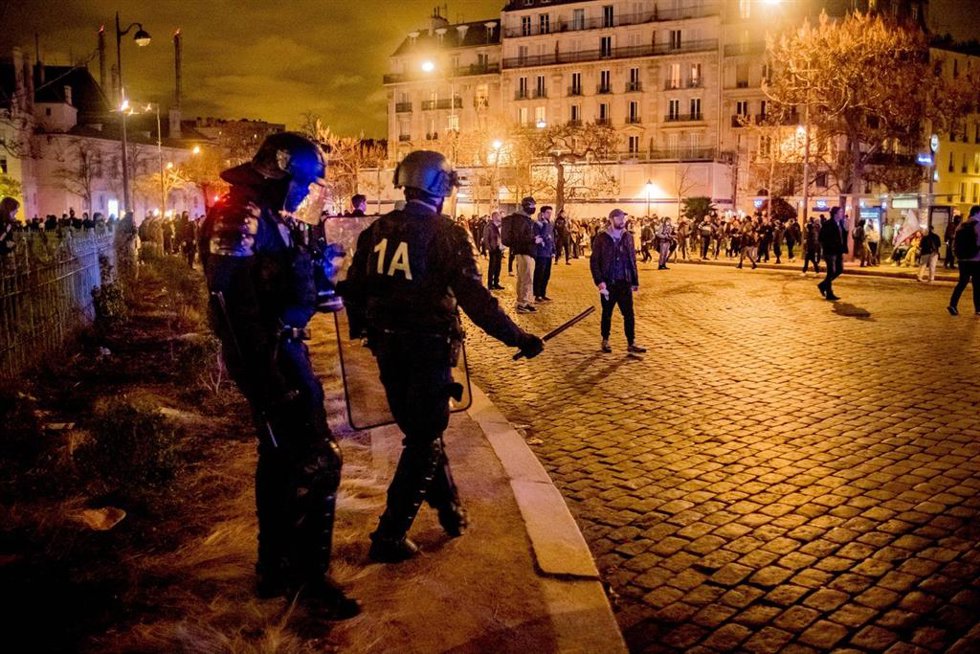 Policías antidisturbios en la plaza de Italia de París durante las protestas contra la reforma de las pensiones
