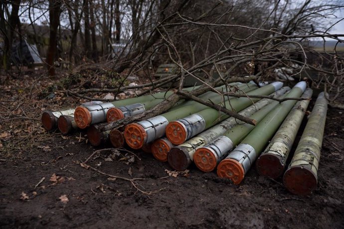 Archivo - December 26, 2022, Donetsk Region, Ukraine: Covered by excess tree limbs, rockets from a multiple rocket launcher system are hidden from view. As fighting in Donbas increases so does the use of artillery.,Image: 746629694, License: Rights-mana