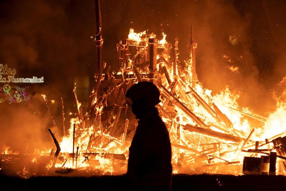 El fuego durante la crem de la Falla del Ayuntamiento de Valencia, a 19 de marzo de 2023, en Valncia