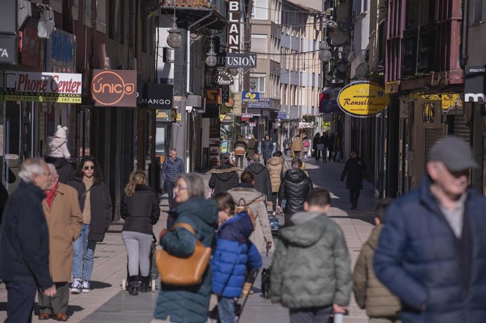 Gente paseando junto a comercios de Torrelavega