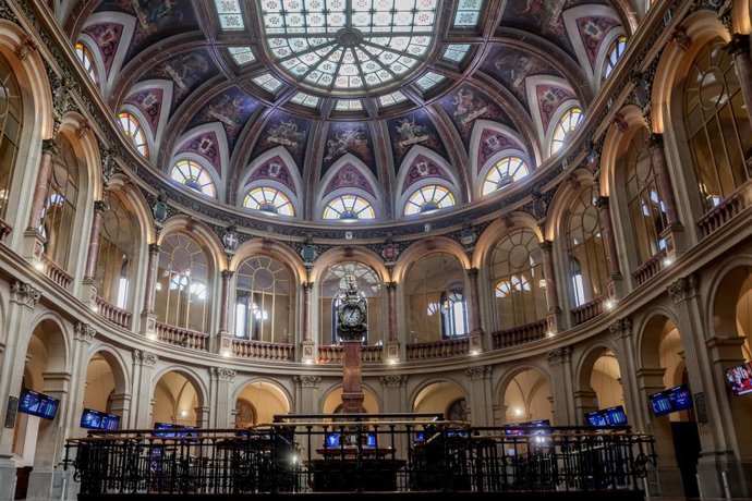Archivo - Vista general del Palacio de la Bolsa, a 1 de febrero de 2023, en Madrid (España). El Ibex 35 cotizaba con un avance del 0,8% en la media sesión, lo que le llevaba a situarse en los 9.106 enteros, a la espera de la decisión de la Reserva Feder